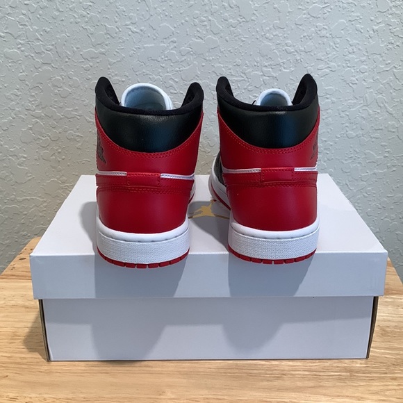 🖤❤️NIKE AIR JORDAN 1 MID SNEAKERS❤️🖤 - Picture 9 of 12